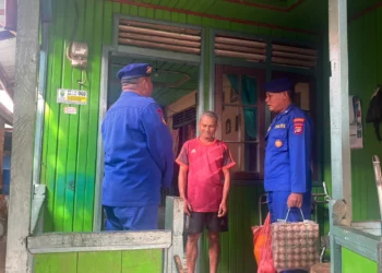 Lewat Jumat Berkah, Polairud Polresta Bulungan Bagi Sembako Kepada Warga