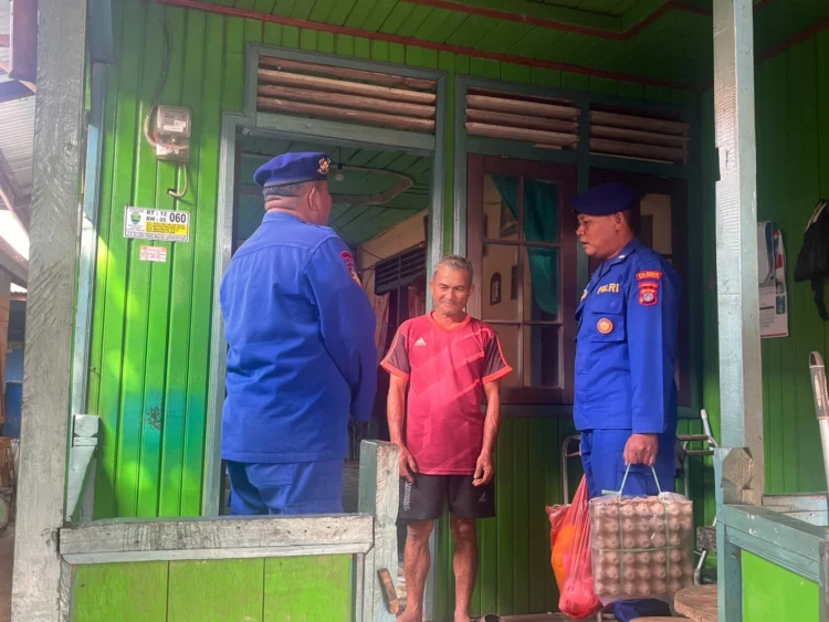 Lewat Jumat Berkah, Polairud Polresta Bulungan Bagi Sembako Kepada Warga