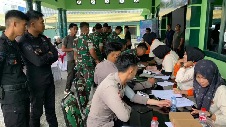 Wujud Solidaritas Personel Polisi Terlibat Donor Darah di Kodim 0903 Bulungan